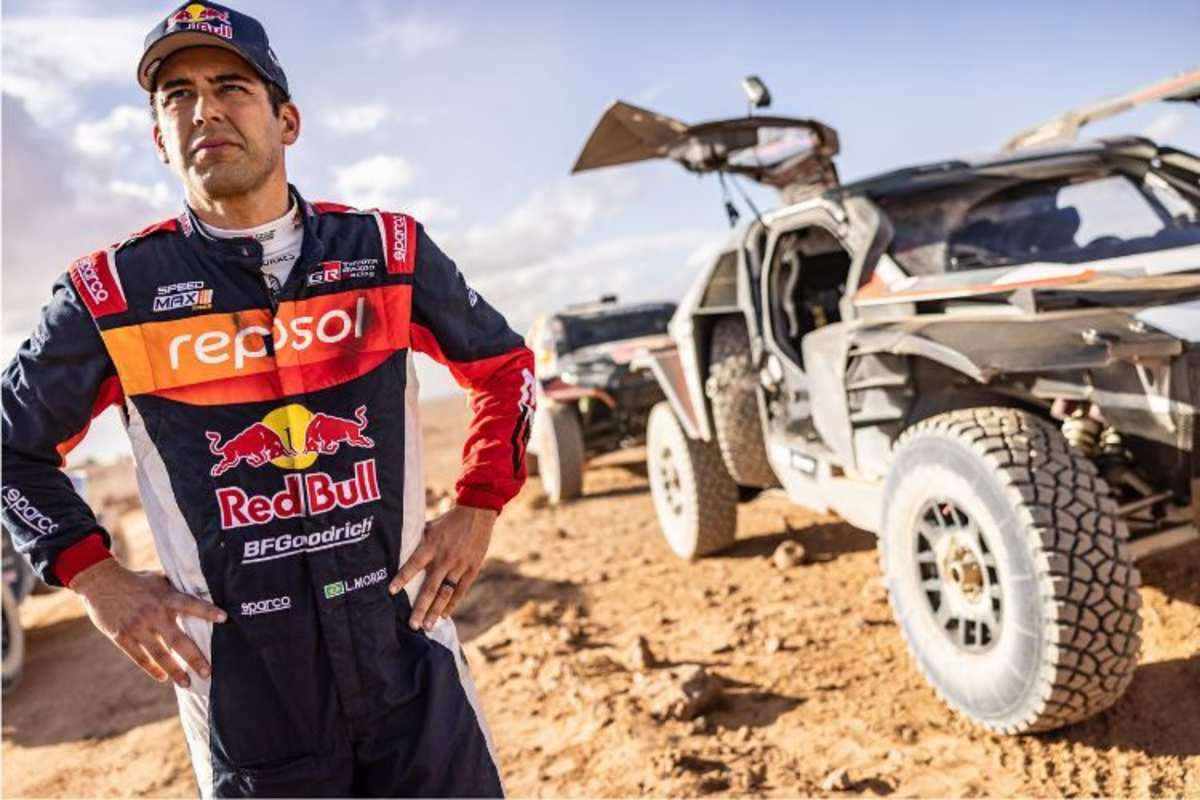 Gerade im Toyota zum Sieg bei der Rally Marokko gefahren, ertappte ihn ein Fotograf an seinem neuen Arbeitsgerät