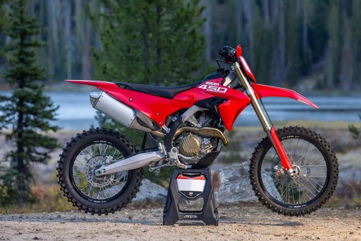 Keine mit Zubehör aufgewertete Ducati Desmo 450MX, sondern die EDX-Version im Serientrimm