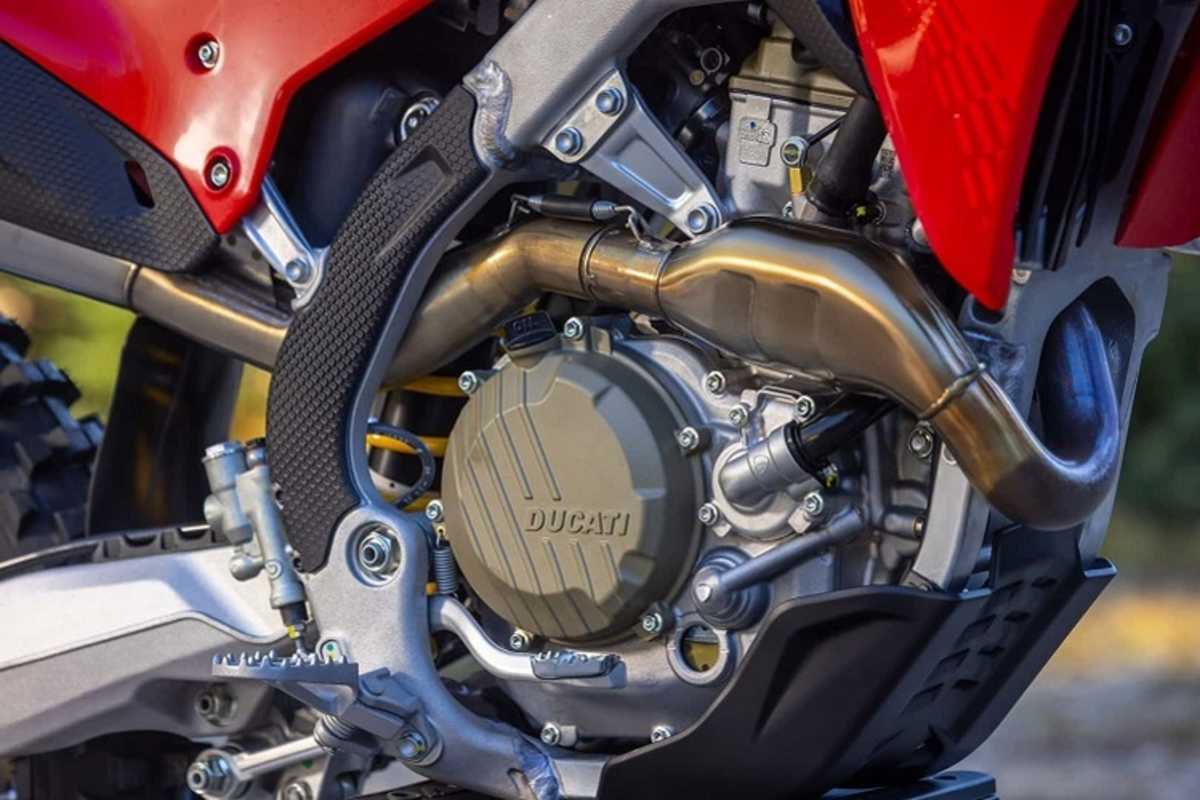 Motorseitig verspricht Ducati eine sanftere, drehmomentstarke Charakteristik für die EDX-Version
