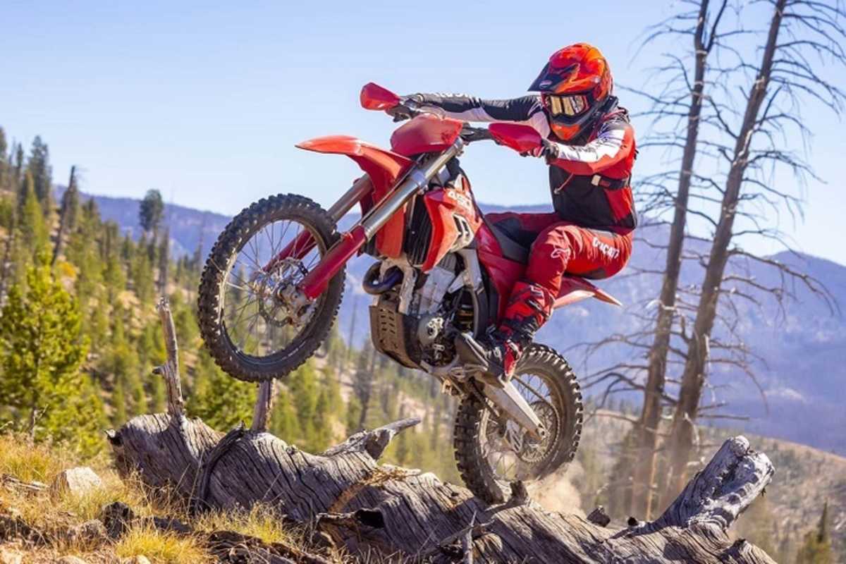 Wir danken dem Fahrer für das fotogene Herzeigen der Motorschutzplatte aus Kunststoff