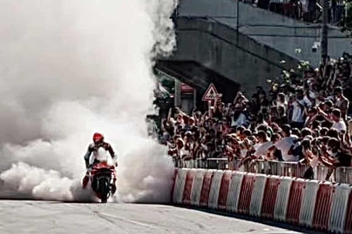 Jonas Folger unterhielt die Fans mit anständigen Burnouts