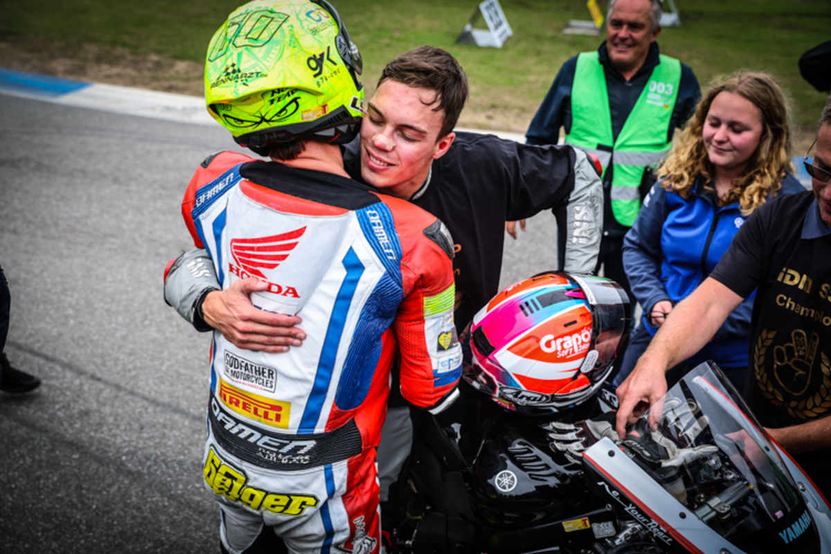 Meister und Vize gratulieren sich