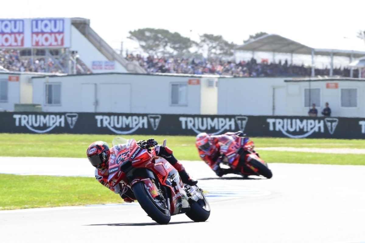 Nicht zu erklären: Pecco Bagnaia (19.) vor Testfahrer Michele Pirro