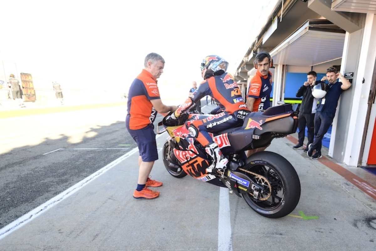 KTM-Ass Pedro Acosta, im Hintergrund Jorge Lorenzo