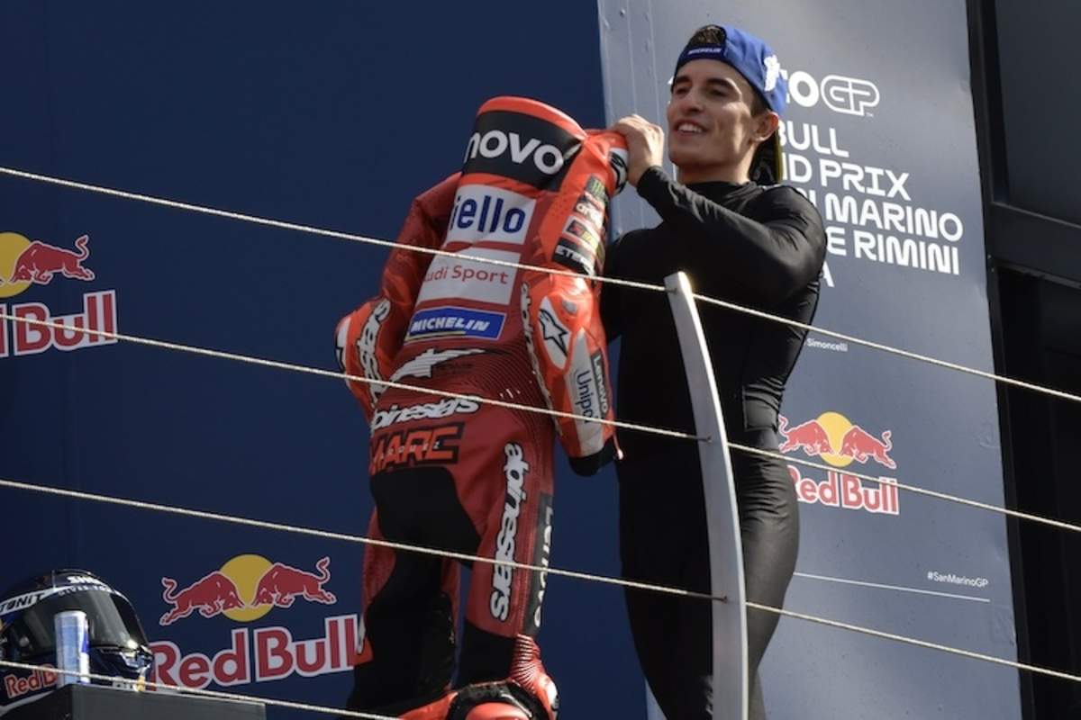 Bei der Siegerehrung immitierte er Lionel Messi