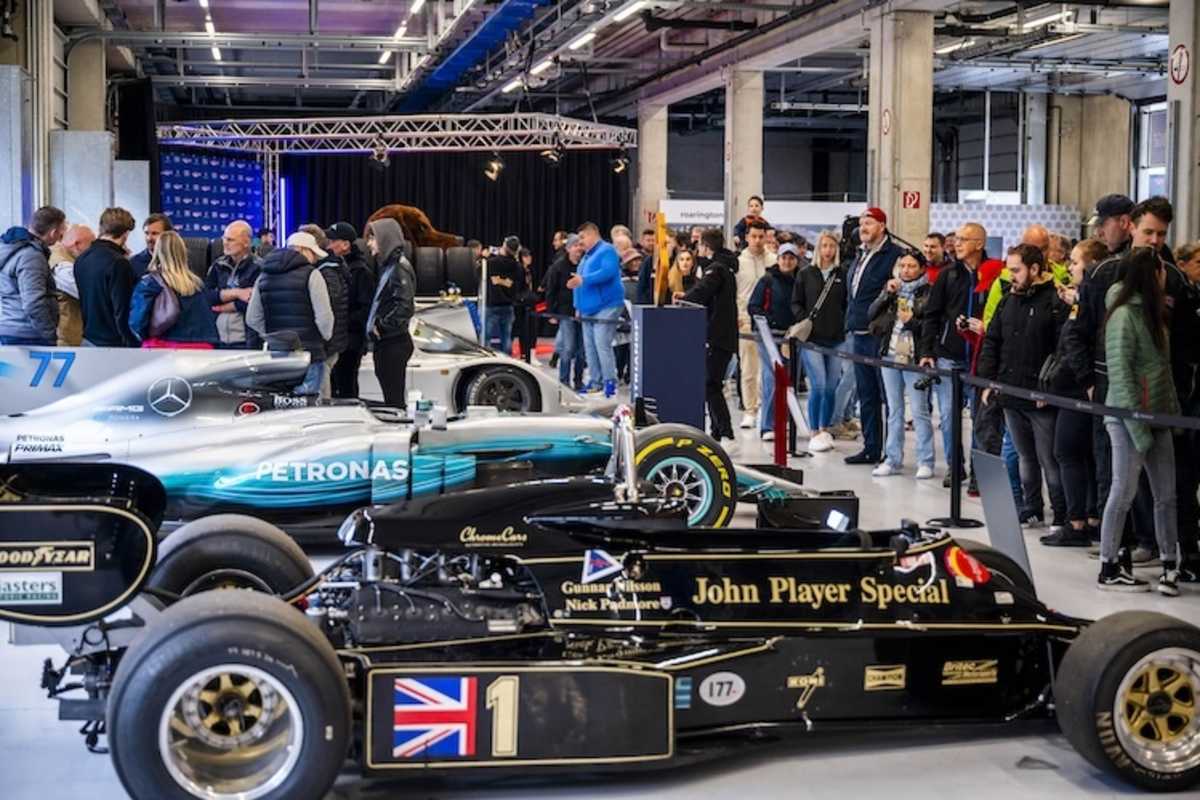 Historische Boliden vor Ort in der Ausstellung