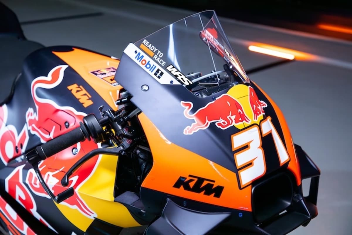 KTM RC16 mit speziellem «Acosta-Schild»