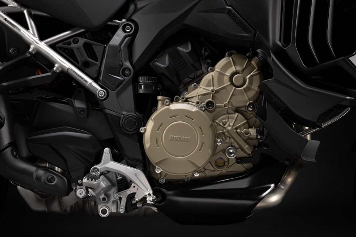 Beide RS-Modelle werden vom Desmosedici Stradale angetrieben: 1100 ccm, 180 PS, Trockenkupplung, desmodromische Ventilsteuerung