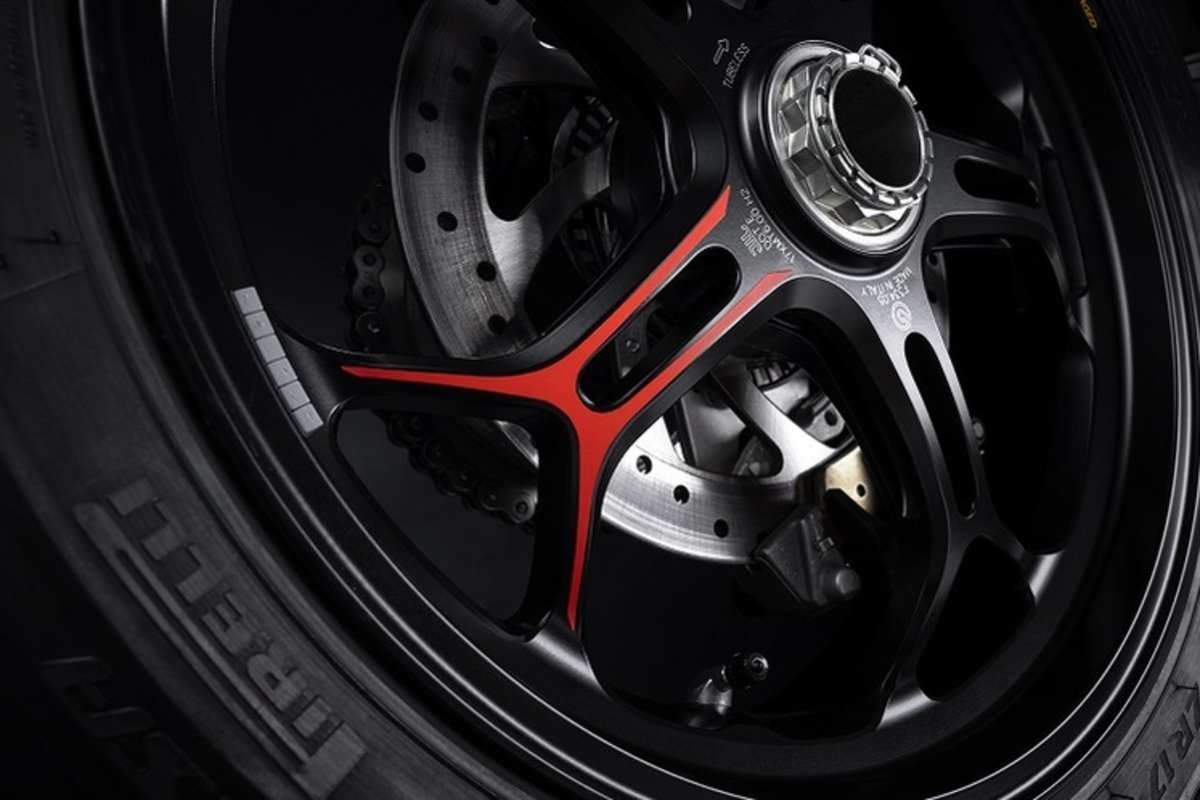 Beide RS-Modelle erfreuen das Auge mit Einarmschwingen und Schmiederädern