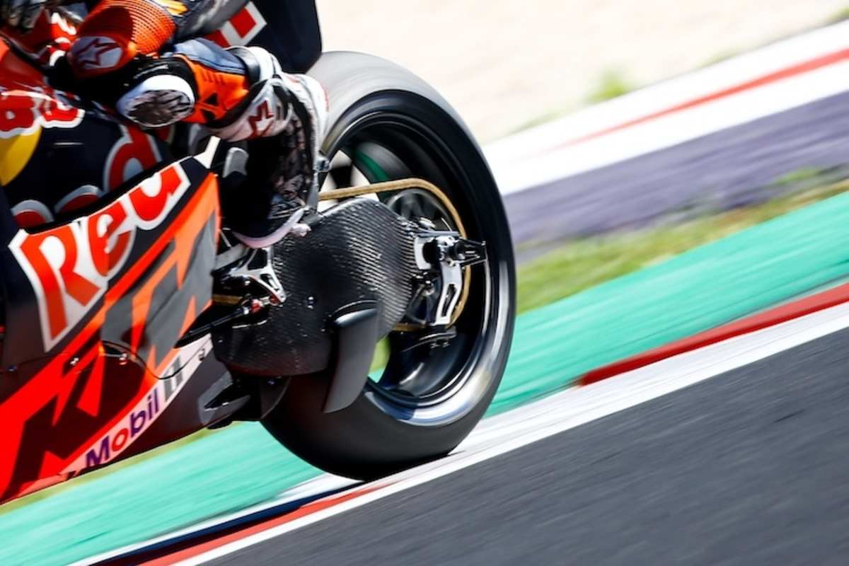 Zwischenrang 4 für Pedro Acosta. Gut zu erkennen die zusätzlichen Kettenführung der KTM RC16