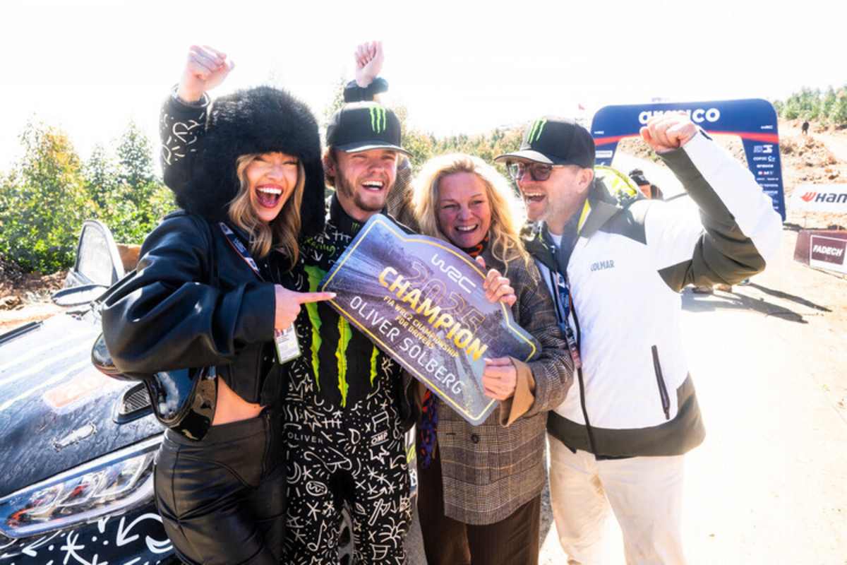 Familyaffaire: Oliver Solberg, Petter Solberg und Pernilla Solberg feiern gemeinsam den WRC2-Titel