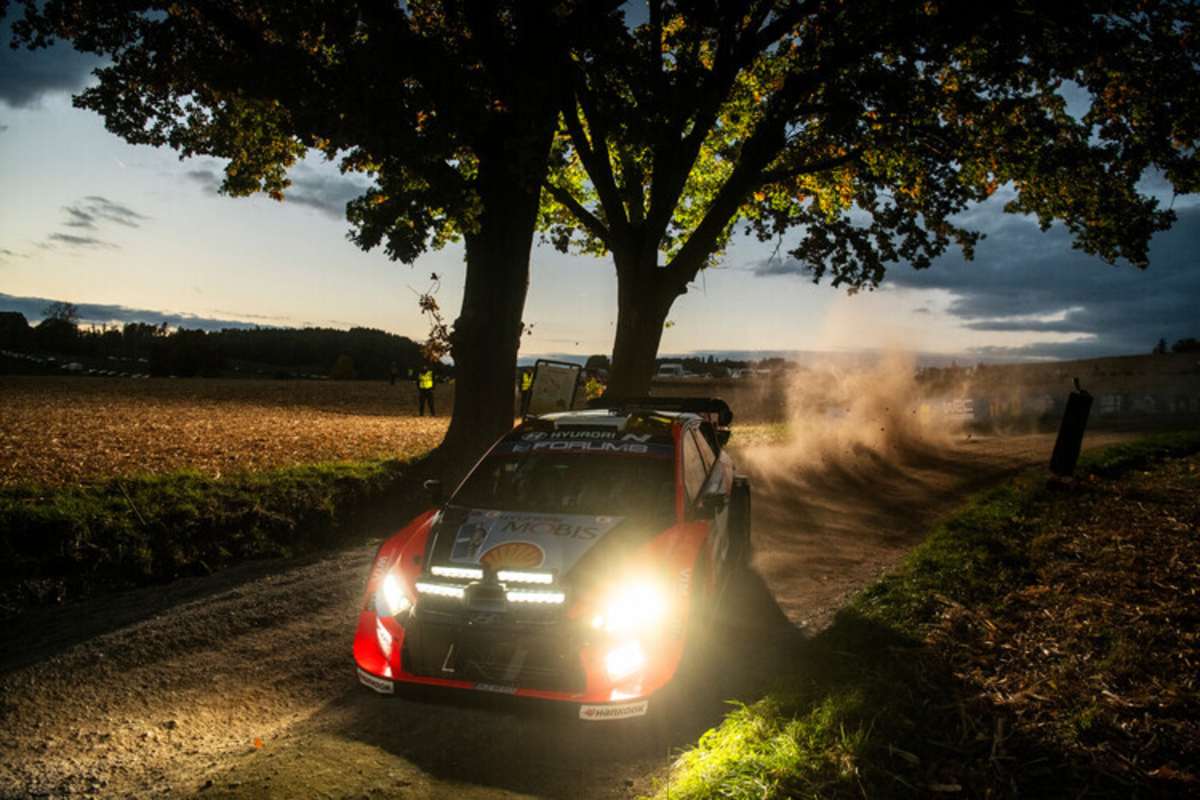 Weltmeister Thierry Neuville (Hyundai) fuhr heute in die Dämmerung hinein in der letzten WP zur Bestzeit