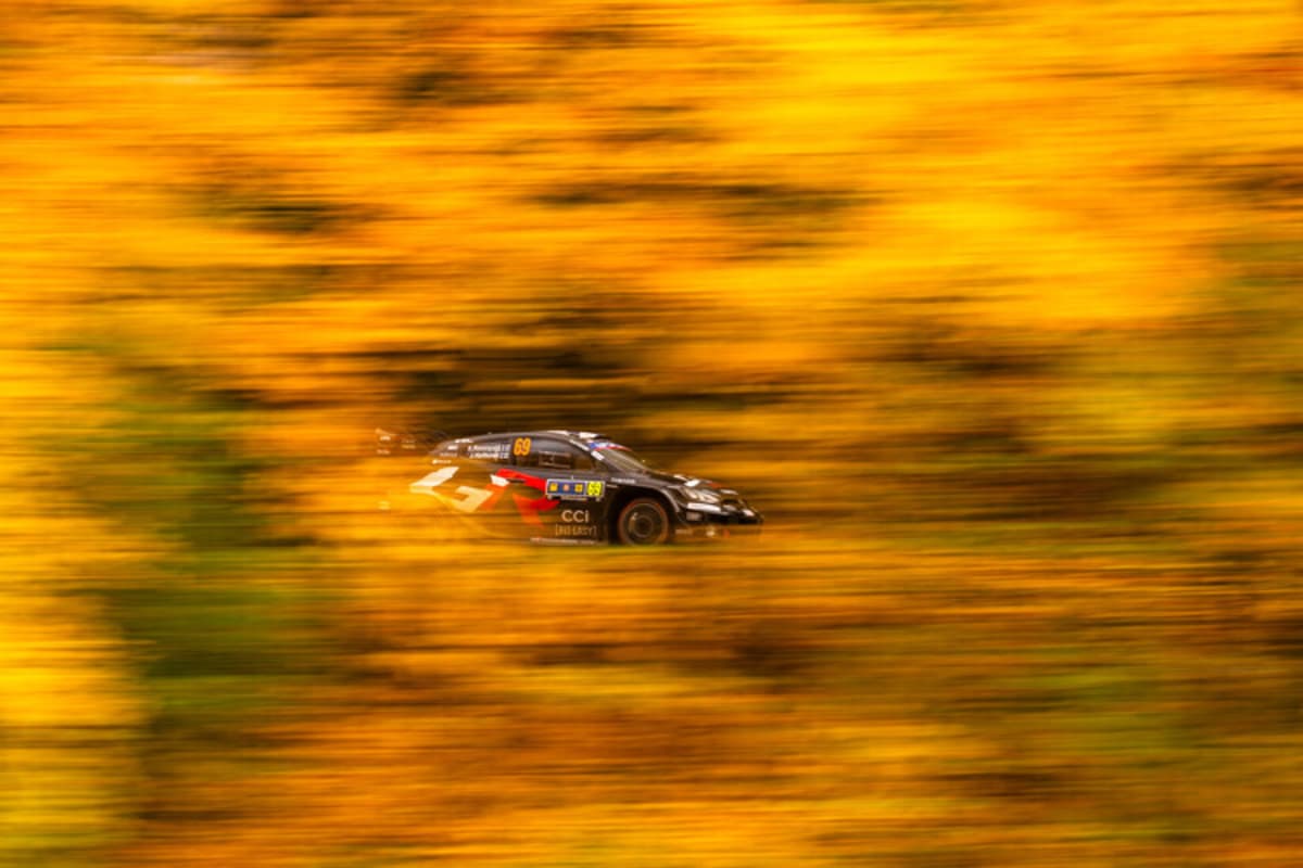 Der zweifache Weltmeister Kalle Rovanperä liegt nur ein Augenzwinkern hinter Sebastien Ogier