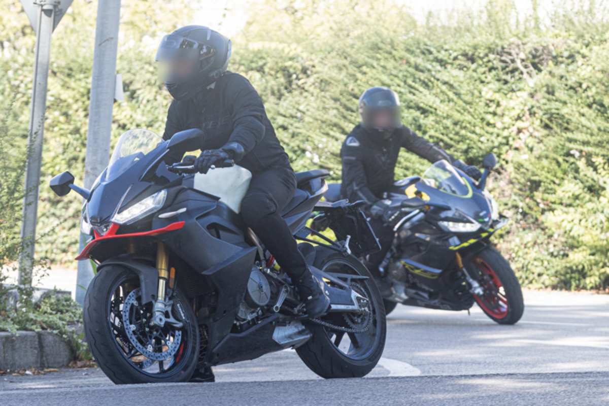 Direkter Vergleich: Die hintere Maschine ist eine Aprilia RS660 im Serientrimm