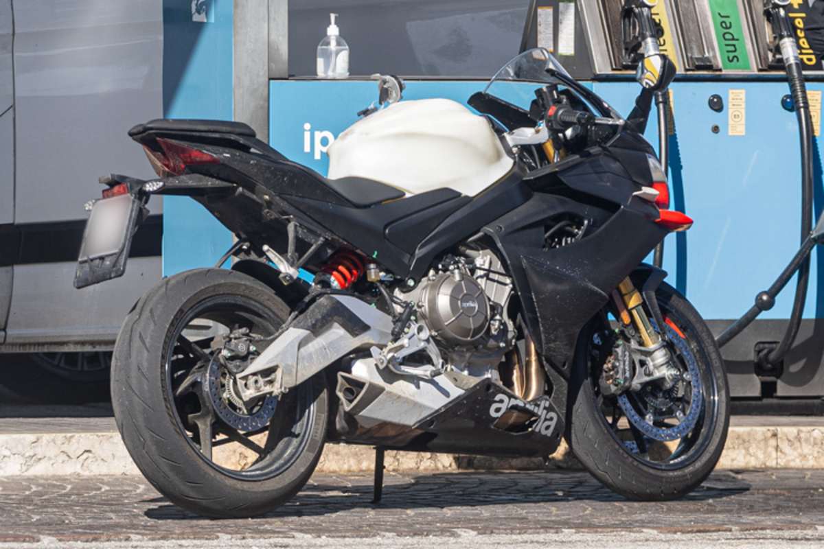 Am Heck ist dasSerienfederbein von Kayaba eingesetzt