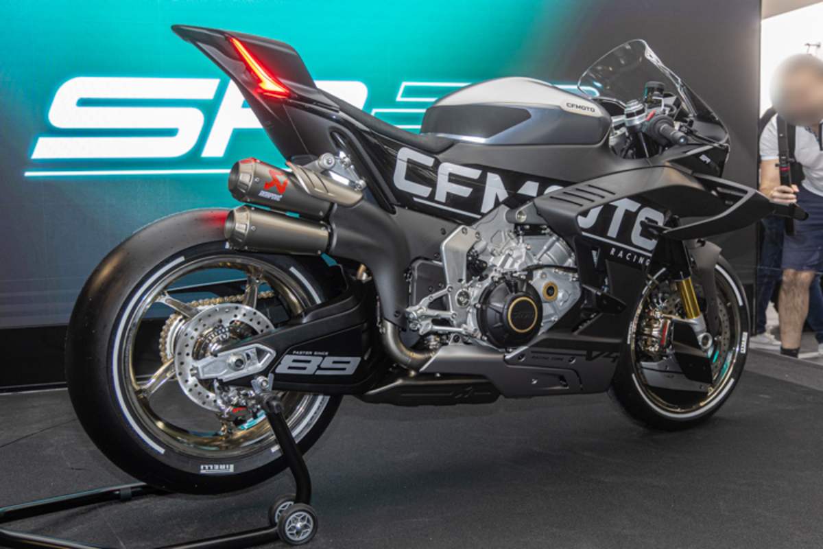 Schwacher Trost: Die Überholten dürfen in eine Doppelröhre von Akrapovic gucken