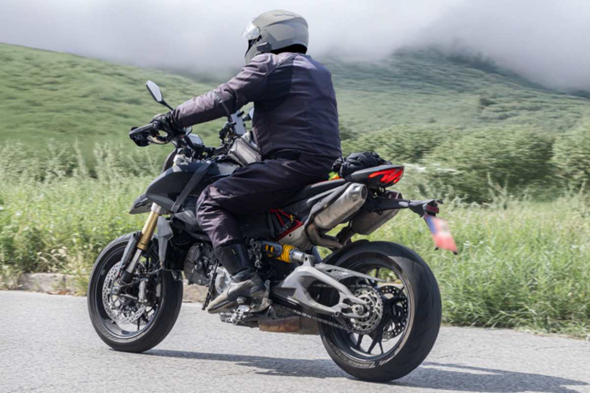 Die Doppelrohr-Auspuffanlage wird beibehalten, das liegende Federbein ist direkt an der Zweiarmschwinge angelenkt