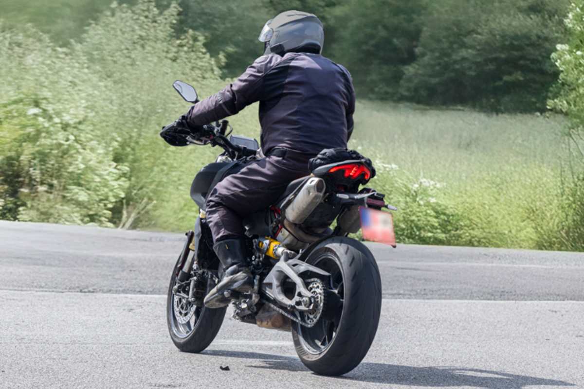 Ein recht kompaktes TFT-Display informiert den Fahrer