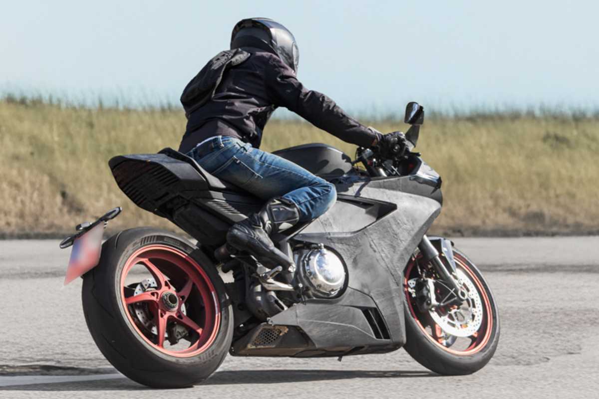 Markannt: Einarmschwinge, Auspuffanlage komplett im Verkleidungskiel