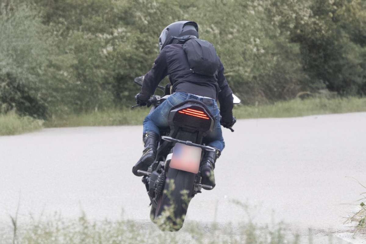 Schlanke Silhouette und Rücklicht im Stil des Ferrari Testarossa