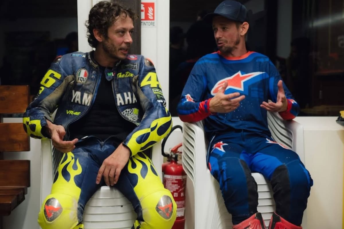 Valentino Rossi und Casey Stoner bei der Analyse