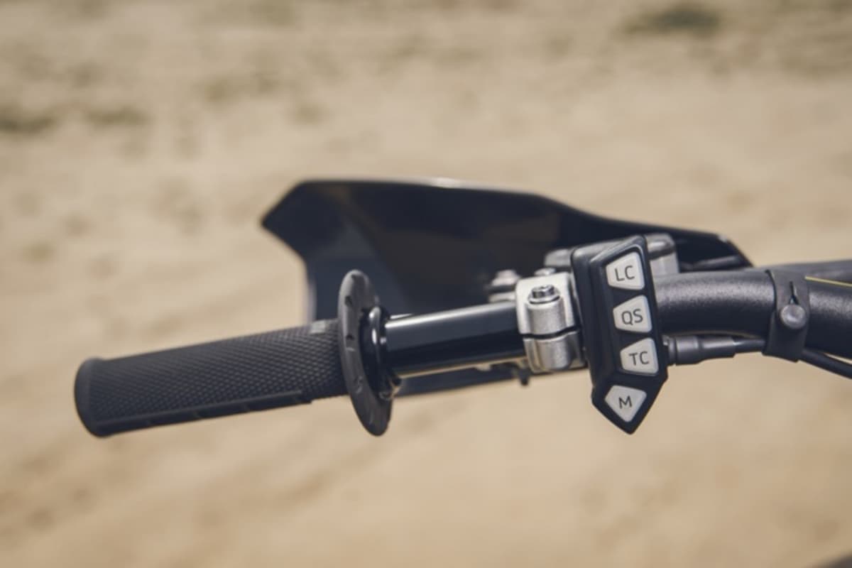 Von den Motocross-Modellen bekannt: Lenkerarmatur für die Bedienung von Starthilfe, Quickshifter und Traktionskontrolle