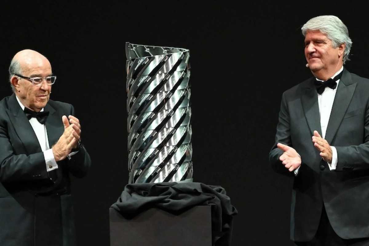 Dorna-CEO Carmelo Ezpeleta und FIM-Präsident Viegas präsentieren den «Tower of Champions»