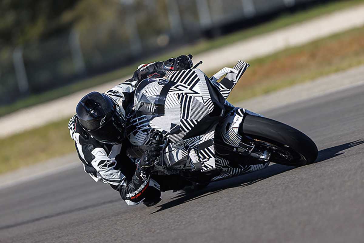 Werksbilder zeigen die CFMoto V4SR-RR bei Tectfahrten auf der Rennstrecke