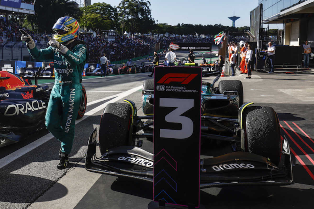 Fernando Alonso in einem Aston Martin ganz ohne Sponsor-Aufkleber