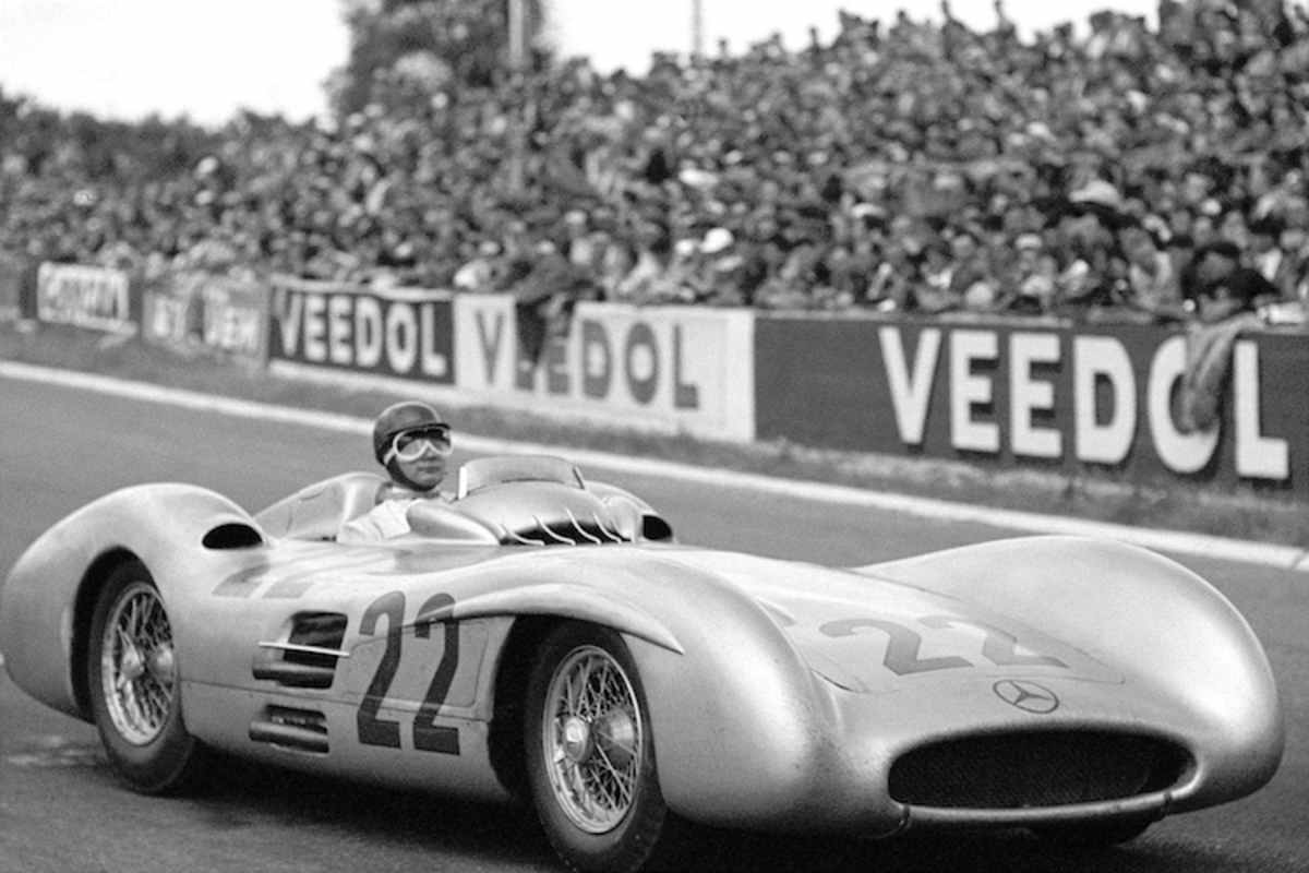 Hans Herrmann mit seinem Mercedes-Silberpfeil in Reims 1954