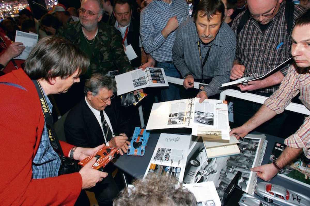 Immer noch unglaublich populär - Herrmann umringt von Fans 