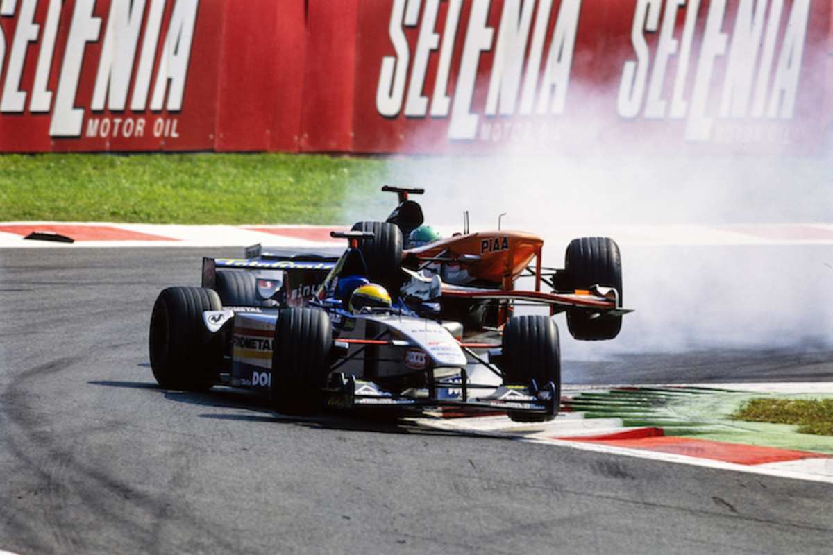 Luca Badoer wird 1999 von Toranosuke Takagi torpediert