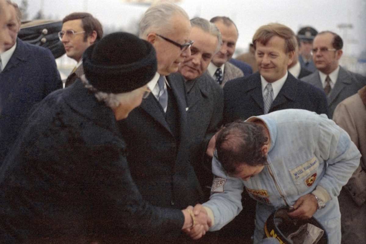 Tiefer Bückling:  Kauhsen begrüsst das Präsidentenpaar