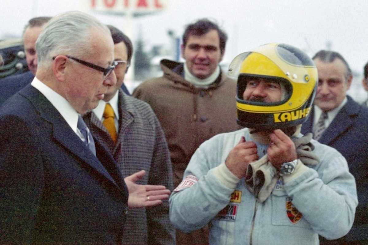 Ungeduldiger Fahrgast: «Können wir jetzt endlos losfahren, Herr Kauhsen?»...