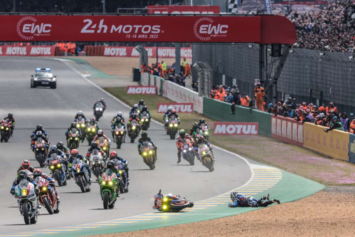 Gleich beim Start erwischte es Kevin Manfredi (777)