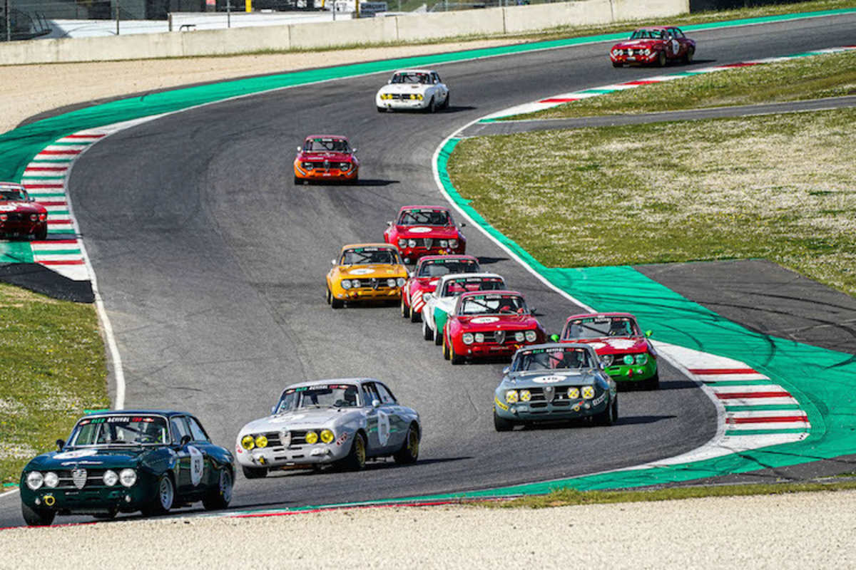 Die Autos des Alfa Revival Clubs sind in Aktion zu sehen 