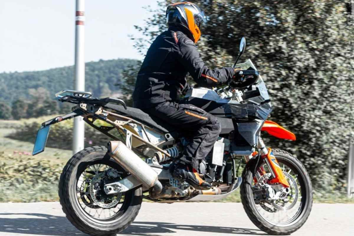 Prototyp der KTM 990 Adventure: Tiefer Auspuff und längeres Heck schafft mehr Platz für Beifahrer und Gepäck