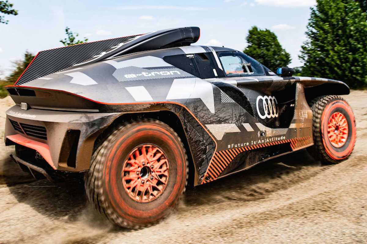 Das Wüstenschiff verfügt über einen elektrifizierten Antrieb, allerdings ist auch ein TFSI-Motor aus der DTM an Bord