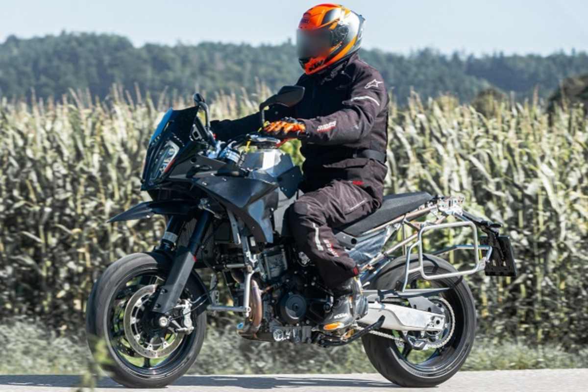 KTM 990 SMT: Konventioneller Tank und ebenfalls mehr Raum für Beifahrer und Gepäck 