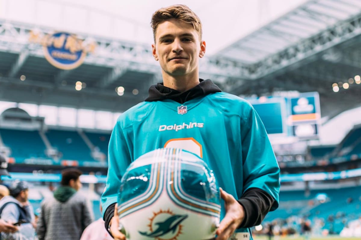 Ein Dolphins-Helm für Logan Sargeant