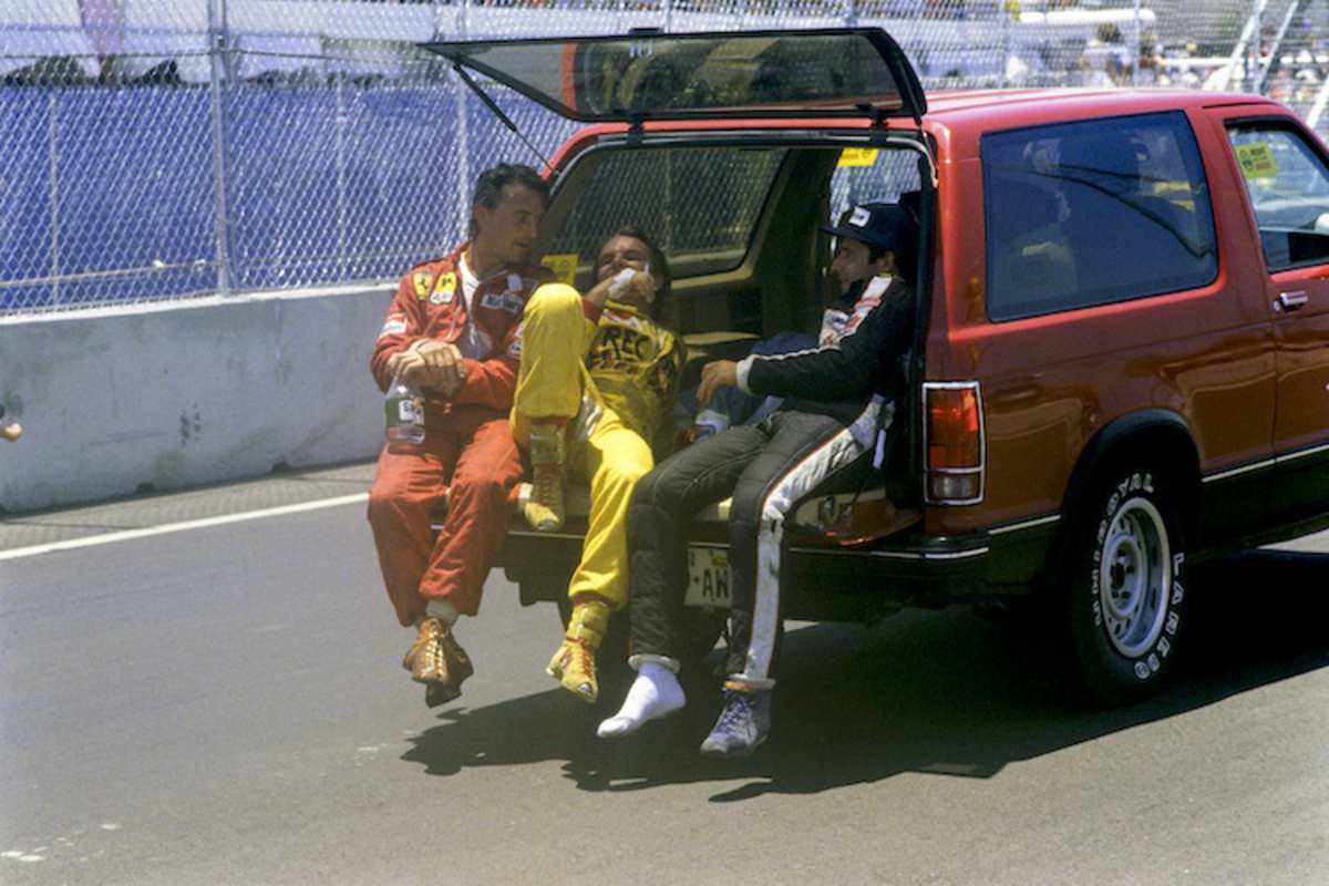 Entspannte Szene der ersten Drei, Sieger Rosberg gönnt sich eine Zigarette