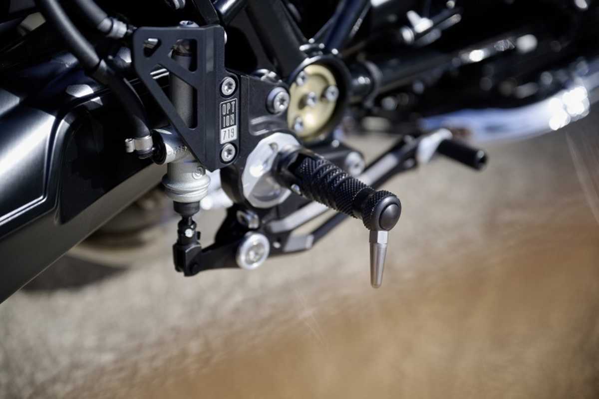 Da muss man vor der Fahrt die Motorradstiefel putzen: Gefräste Edel-Fussrastenanlage