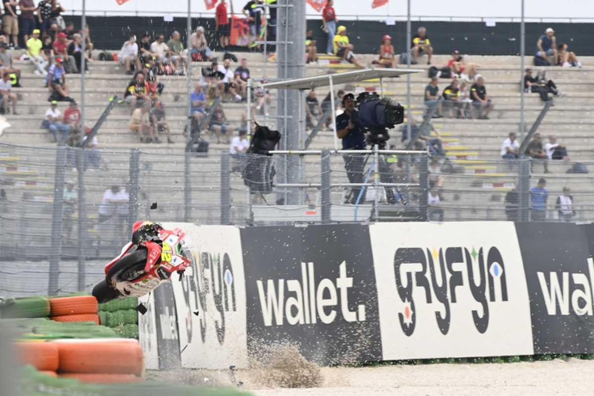 Das Bike von Marco Ramirez landete hinter der Strekcenbegrenzung