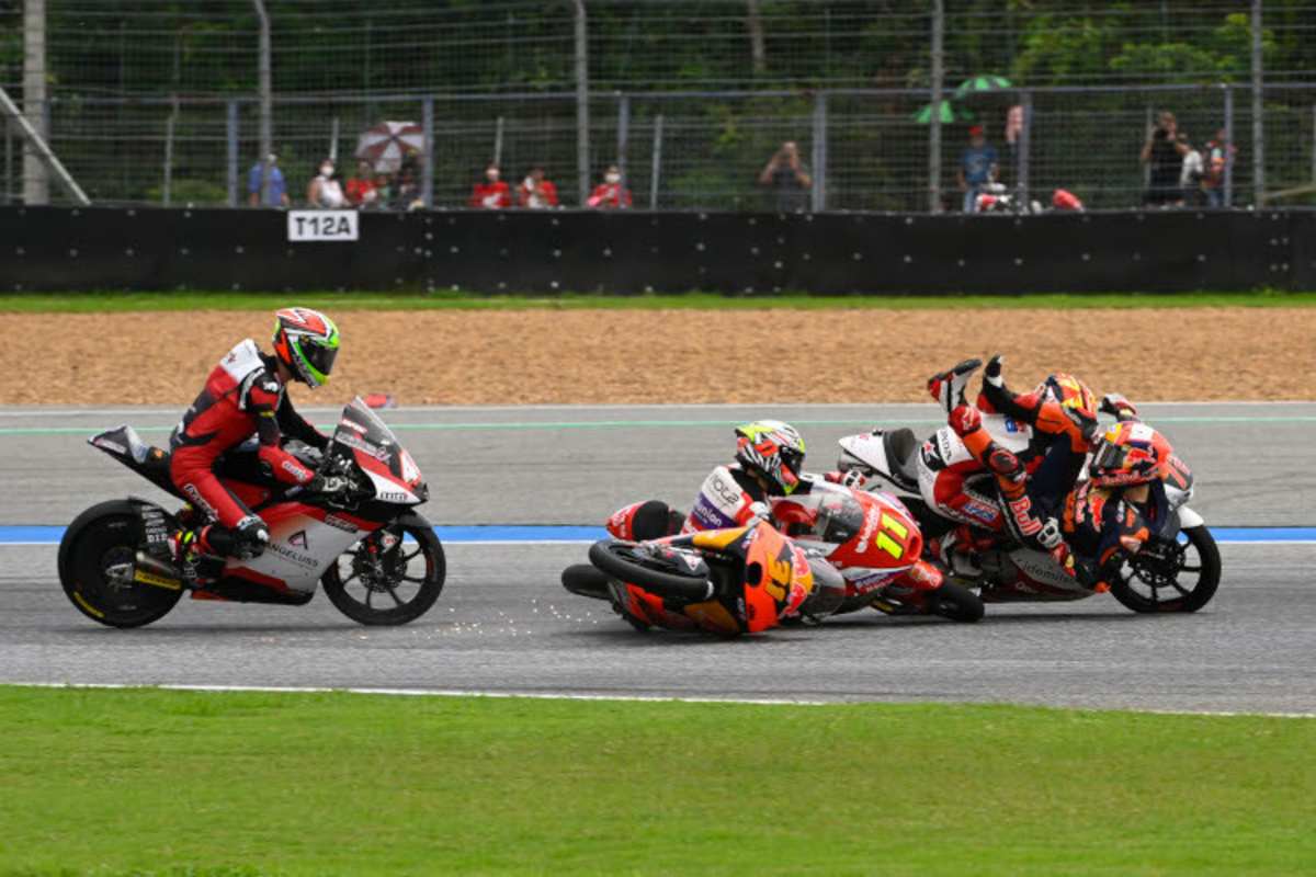 Runde 1: Die KTM #31 von Adrián Fernández kracht in Garcia