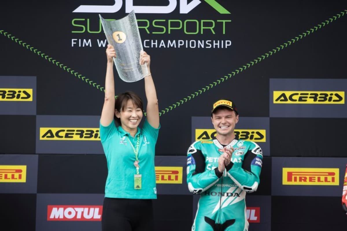 Midori Moriwaki mit dem ersten Pokal in der Supersport-WM