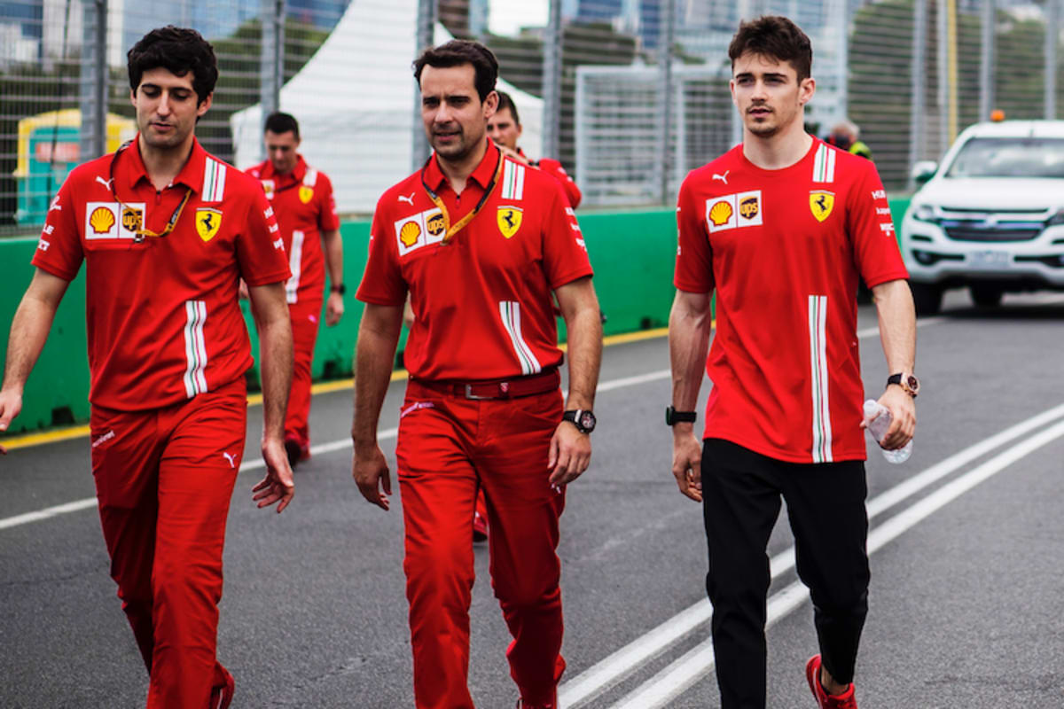 Ferrari: Xavier Marcos Padros (Mitte) und Charles Leclerc