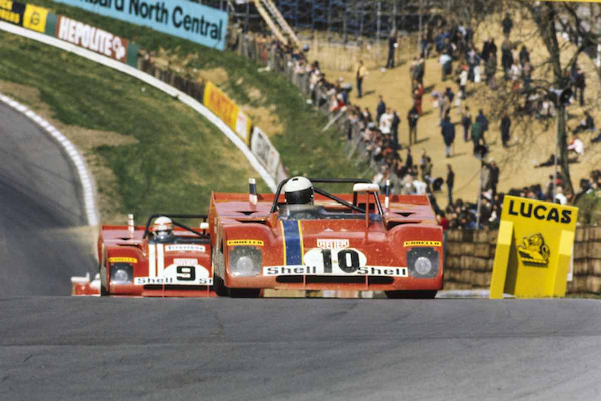 Mit Ferrari beim Sportwagenrennen von Brands Hatch, hinten Clay Regazzoni