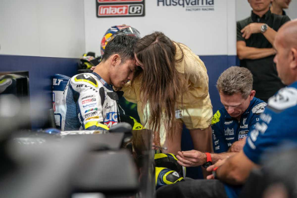 «Champion der Herzen»: Ayumu Sasaki in Katar, am Ende seiner WM-Träume. Die fragwürdige Fahrweise von Moto3-Weltmeister Jaume Masià in diesem Rennen sorgte für einen ordentlichen Shitstorm