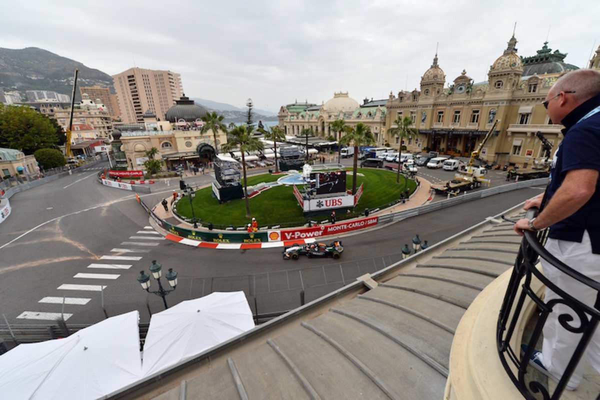Das vielleicht berühmteste Spielkasino der Welt (rechts)