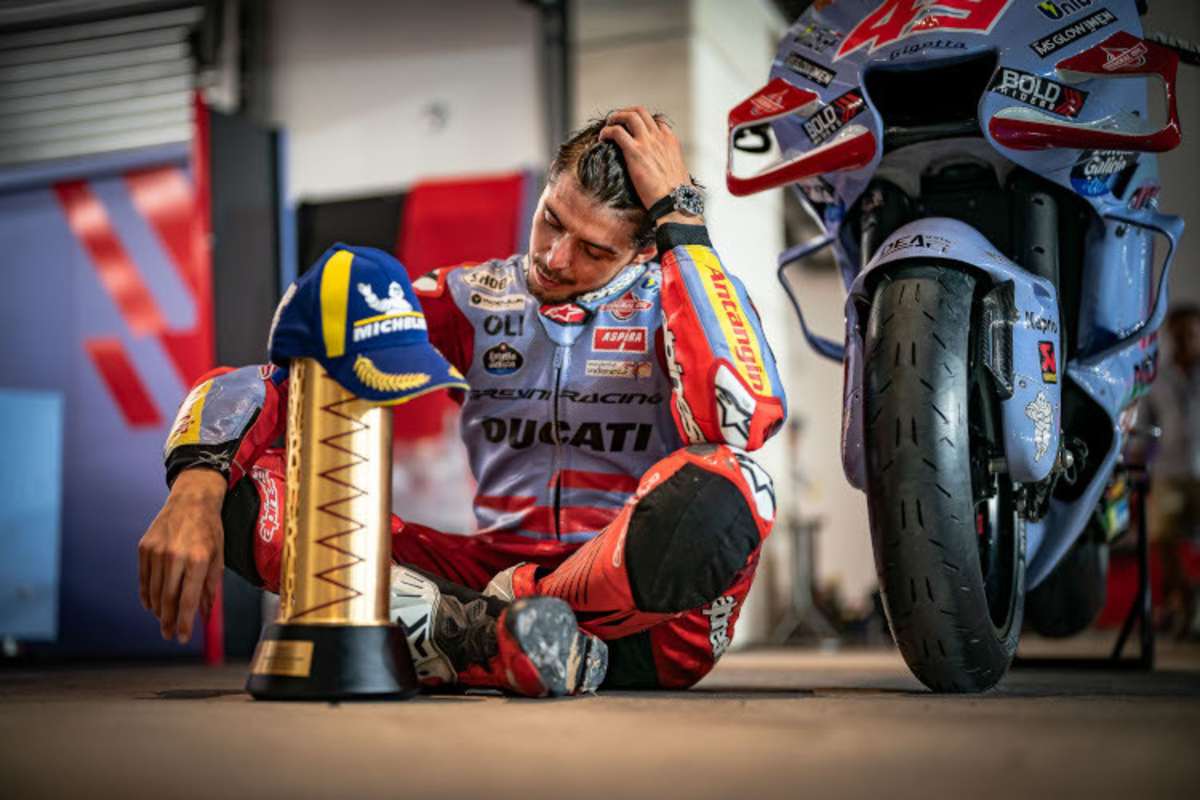 «Mit Ansage»: Fabio di Giannantonio am späten Abend in einem kurzen Moment der Ruhe nach seinem ersten MotoGP-Sieg. Am Donnerstag hatte er es in Medienrunde in Lusail angekündigt. Was für eine gigantische zweite Saisonhälfte